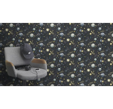 Zimmer mit einer Tapete mit Weltraummotiv, einem Stuhl, Kopfhörern und einer Kappe
