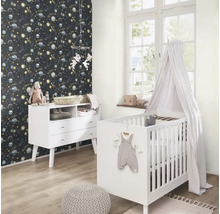 Babyzimmer mit Kommode, Kinderbett und Weltraumtapete