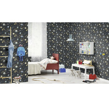 Kinderzimmer mit Weltraumtapete, Bett, Schreibtisch und Leiterregal für ein helles, organisiertes Ambiente.