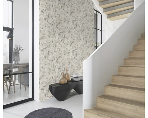 Flur mit gemusterter Tapete, Treppe und Sitzbank