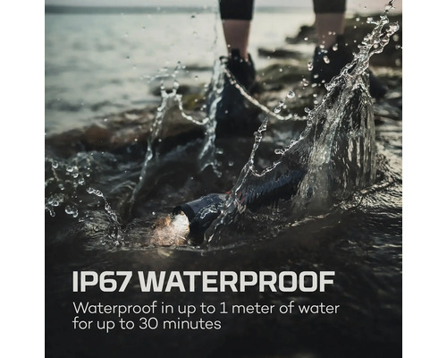 Wasserdichte Lampe im Wasser mit Spritzwasser und Person im Hintergrund.