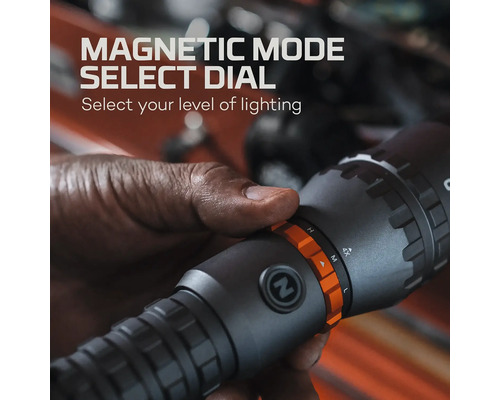 Nahaufnahme einer Hand, die an einer Taschenlampe mit magnetischem Modus-Wahlschalter den Lichtpegel einstellt.