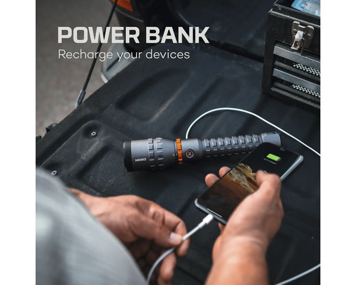 NEBO Powerbank Taschenlampe lädt Handy auf