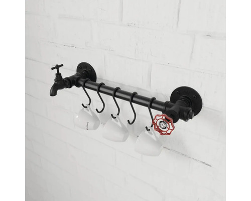 Wandmontierter Gläserhalter aus schwarzem Metall im industriellen Stil mit Wasserhahn und Ventildesign