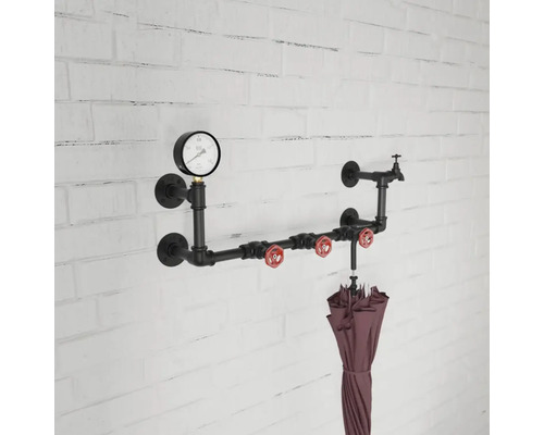 Wandgarderobe aus Rohren mit Manometer, Wasserhahn und Regenschirm
