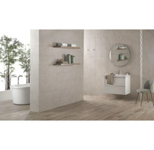 Helles Badezimmer mit Badewanne, Waschtisch und Wandfliesen