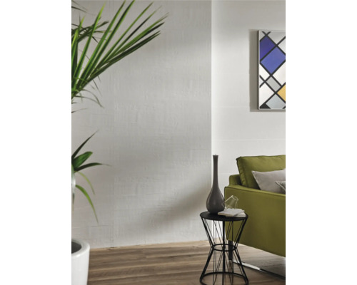 Wohnzimmer mit weißen Wandfliesen in Holzoptik, Grünpflanze, Couch und Beistelltisch