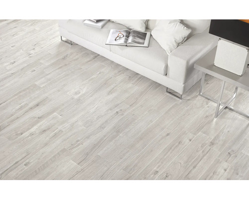 Heller Wohnraum mit Bodenfliesen in Holzoptik, Sofa und Beistelltisch