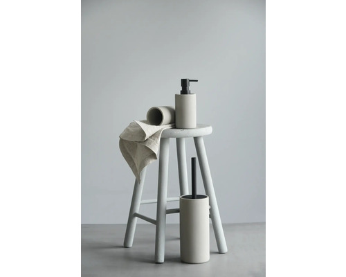 Badezimmerzubehörset mit Seifenspender, Toilettenbürste und Handtuch auf einem Hocker