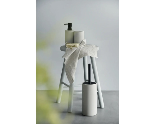 Badezimmerzubehör Set mit Seifenspender, Zahnputzbecher, Seife, Handtuch und Toilettenbürste auf Hocker