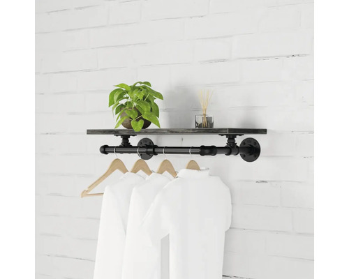 Wandgarderobe mit Ablage, Kleiderstange und drei Hemden an Kleiderbügeln