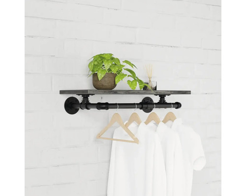Wandgarderobe mit Ablagefläche, Kleiderstange und aufgehängten Kleidungsstücken.