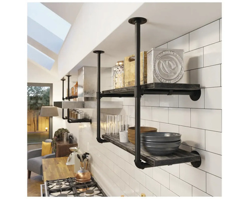 Regal mit Holzablagen und Rohrbefestigung in einer Küche.