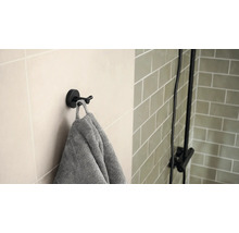 Badezimmeransicht mit Handtuchhaken und Handtuch