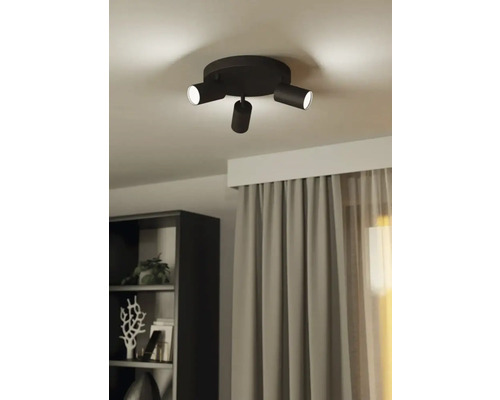 Deckenleuchte mit drei Strahlern in einem Wohnraum