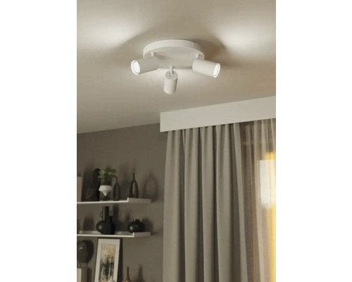 Deckenleuchte mit drei Strahlern in einem Wohnraum