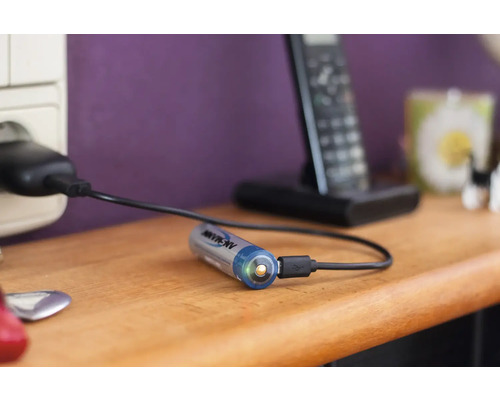 Akkumulator wird mit USB-Kabel geladen