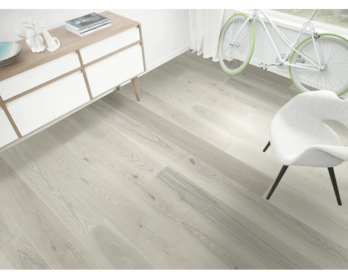 Heller Holzboden in einem Zimmer mit Kommode, Stuhl und Fahrrad