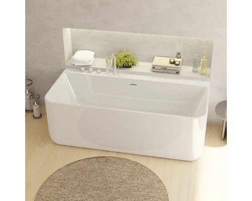 Freistehende Badewanne Jungborn Three Back to Wall 175x80 cm weiß glänzend Freistehende Badewanne aus Sanitäracryl mit Armaturen und Dekoration im Badezimmer.