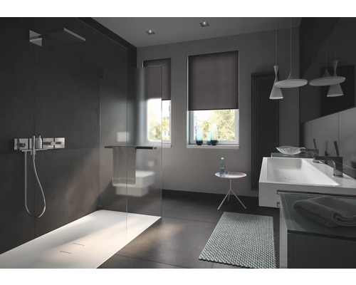 Modernes Badezimmer mit Dusche, Waschbecken und Rollo