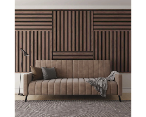 Wohnzimmer mit Sofa, Kissen, Decke, Lampe und Holzpaneelwand