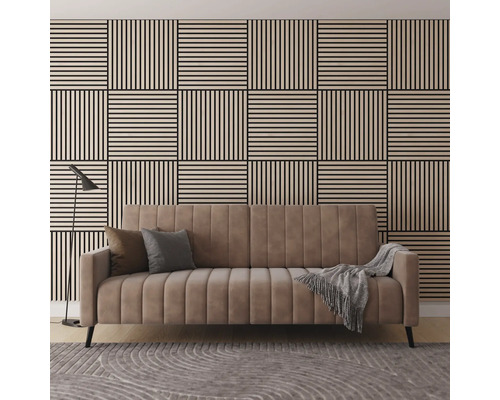 Wohnzimmer mit Paneelwand, Sofa und Stehlampe