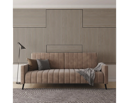 Wohnzimmer mit Wandpaneelen, Sofa, Kissen, Decke, Teppich und Stehlampe.