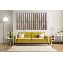 Wohnzimmer mit Akustikpaneelen an der Wand und gelbem Sofa