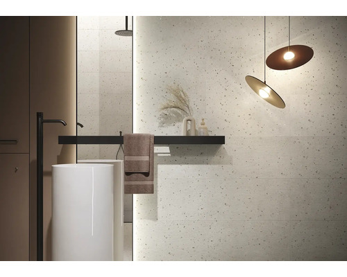 Modernes Badezimmer mit Waschtisch, Armatur, Handtuch und Wandfliesen in Terrazzo Optik