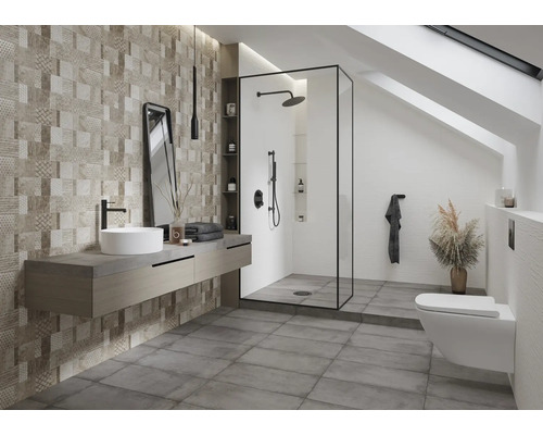 Modernes Badezimmer mit Dusche, Waschbecken und WC in einem Dachgeschoss