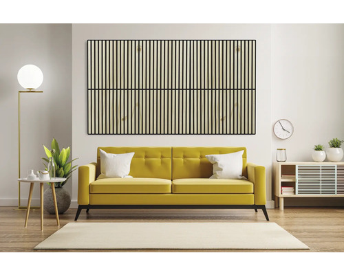 Wohnzimmer mit Holzpaneel Wandverkleidung über einem Sofa.