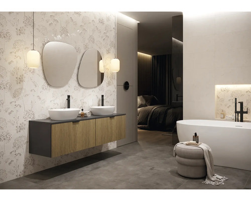 Helles Badezimmer mit Doppelwaschtisch, Spiegeln, Badewanne und angrenzendem Schlafzimmer