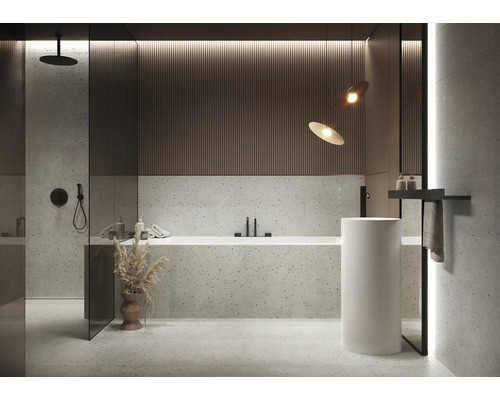 Badezimmer mit Dusche, Badewanne und Waschtischsäule in modernem Design