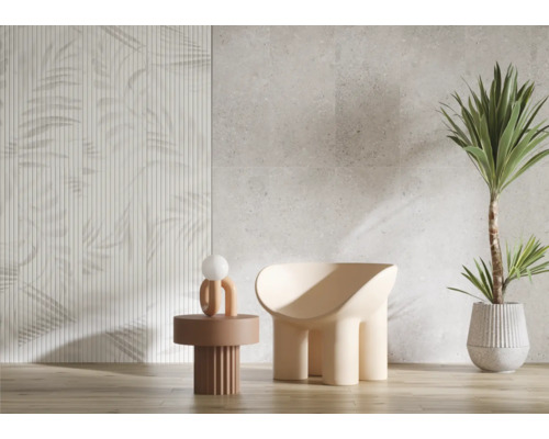 Raumansicht mit Dekorpaneelen, Fliesen, kleinem Tisch, Stuhl und Zimmerpflanze