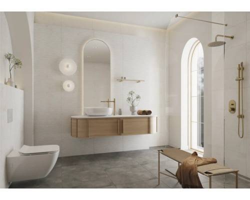 Helles Badezimmer mit Waschtisch, Spiegel, Toilette und Dusche
