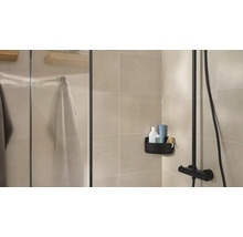 Helles Badezimmer mit Dusche, Ablagekorb und Handtüchern