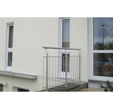 Geländer aus Edelstahl vor einem Wohnhaus