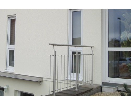 Geländer aus Edelstahl vor einem Wohnhaus