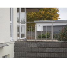 Außenansicht eines Hauses mit Edelstahlgeländer