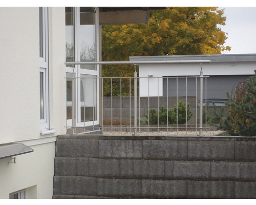 Außenansicht eines Hauses mit Edelstahlgeländer