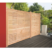 Holzzaun mit horizontalen Latten auf einer Terrasse