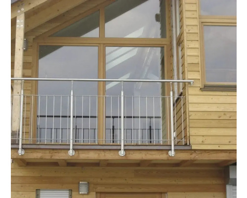 Balkon mit Holzverkleidung und Edelstahlgeländer