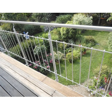 Balkon mit Geländer und Blick auf einen Garten