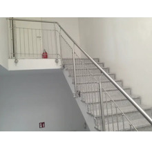 Treppe mit Edelstahlgeländer in einem Gebäude