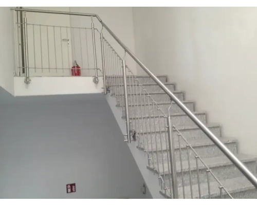 Treppe mit Edelstahlgeländer in einem Gebäude