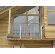 Balkon mit Edelstahlgeländer an einem Holzhaus