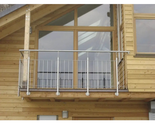 Balkon mit Edelstahlgeländer an einem Holzhaus