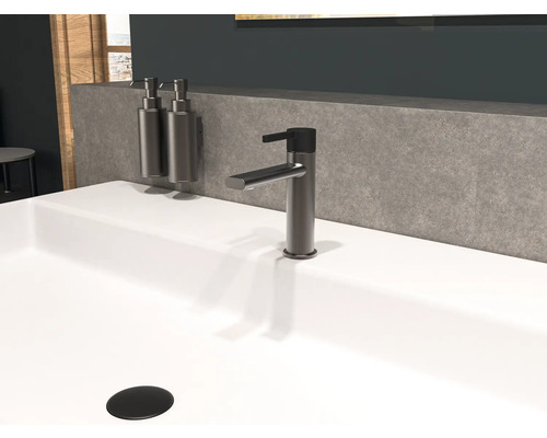 Waschbecken mit Armatur und Seifenspender im Badezimmer