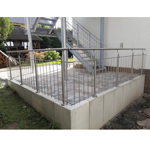 Edelstahlgeländer auf einer Terrasse mit Steintreppe