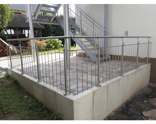 Edelstahlgeländer auf einer Terrasse mit Steintreppe